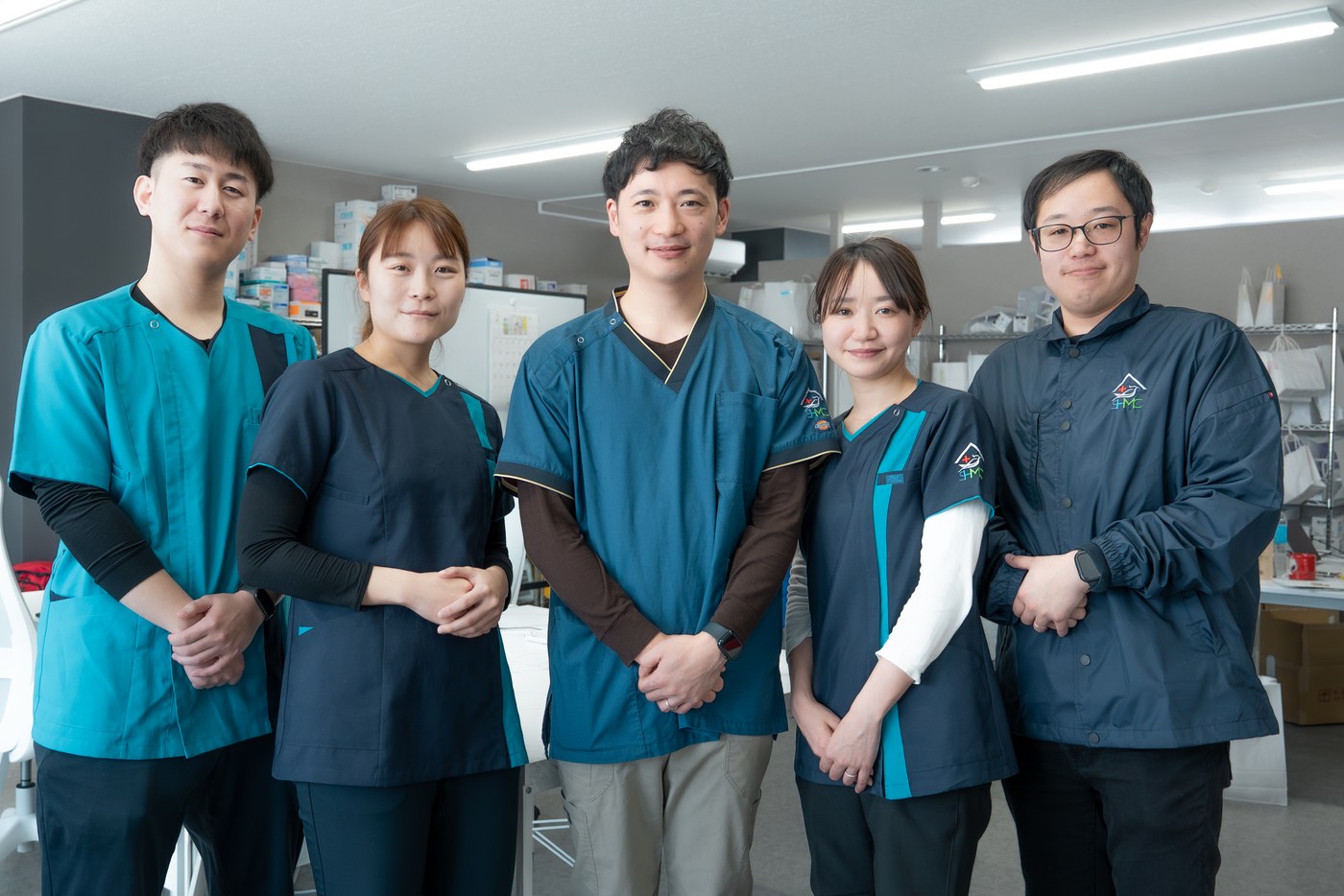 スタッフが外部の関係者と歩いている様子