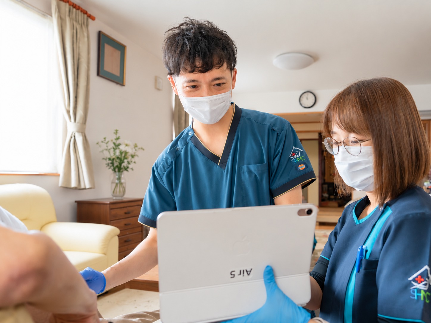 院長と看護師がご自宅で診療にあたっている様子